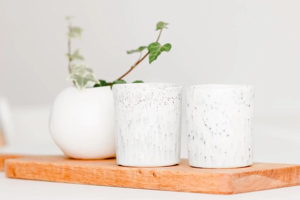Sala de estar de apartamento slow living em Lisboa, com tons neutros, madeira clara e luz natural — projecto Palavra Decimal