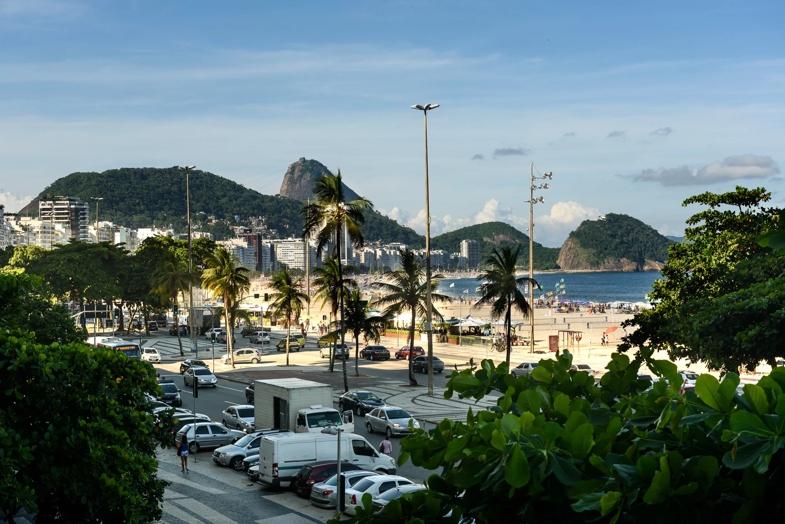 Interior luminoso de apartamento em Copacabana, Rio de Janeiro, com madeira clara e têxteis naturais — design de interiores Palavra Decimal