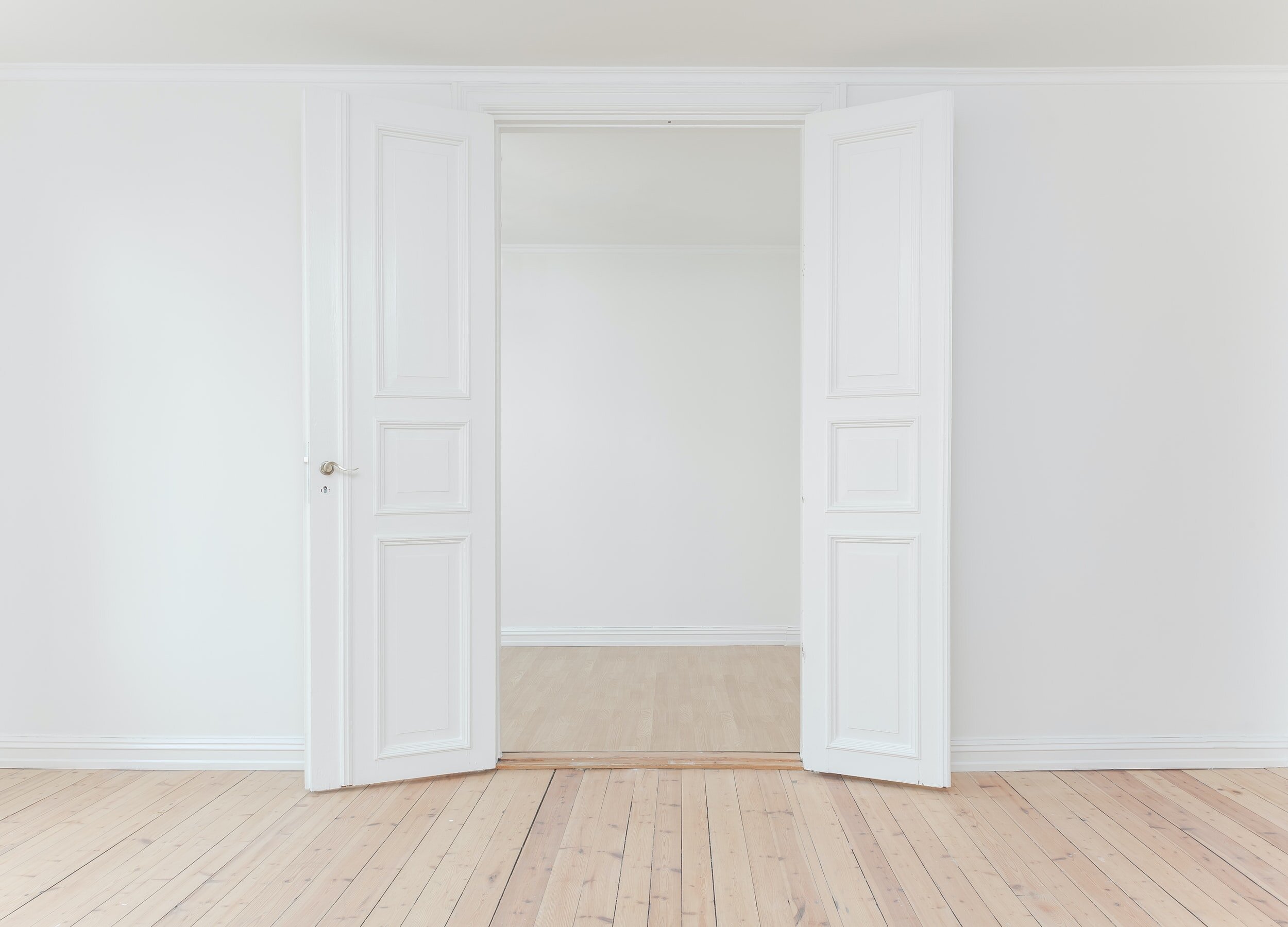 Sala de estar de apartamento slow living em Lisboa, com tons neutros, madeira clara e luz natural — projecto Palavra Decimal