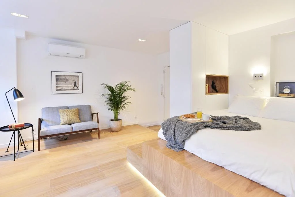 Apartamento antigo remodelado em Lisboa com mobiliário natural e cores suaves — design Palavra Decimal