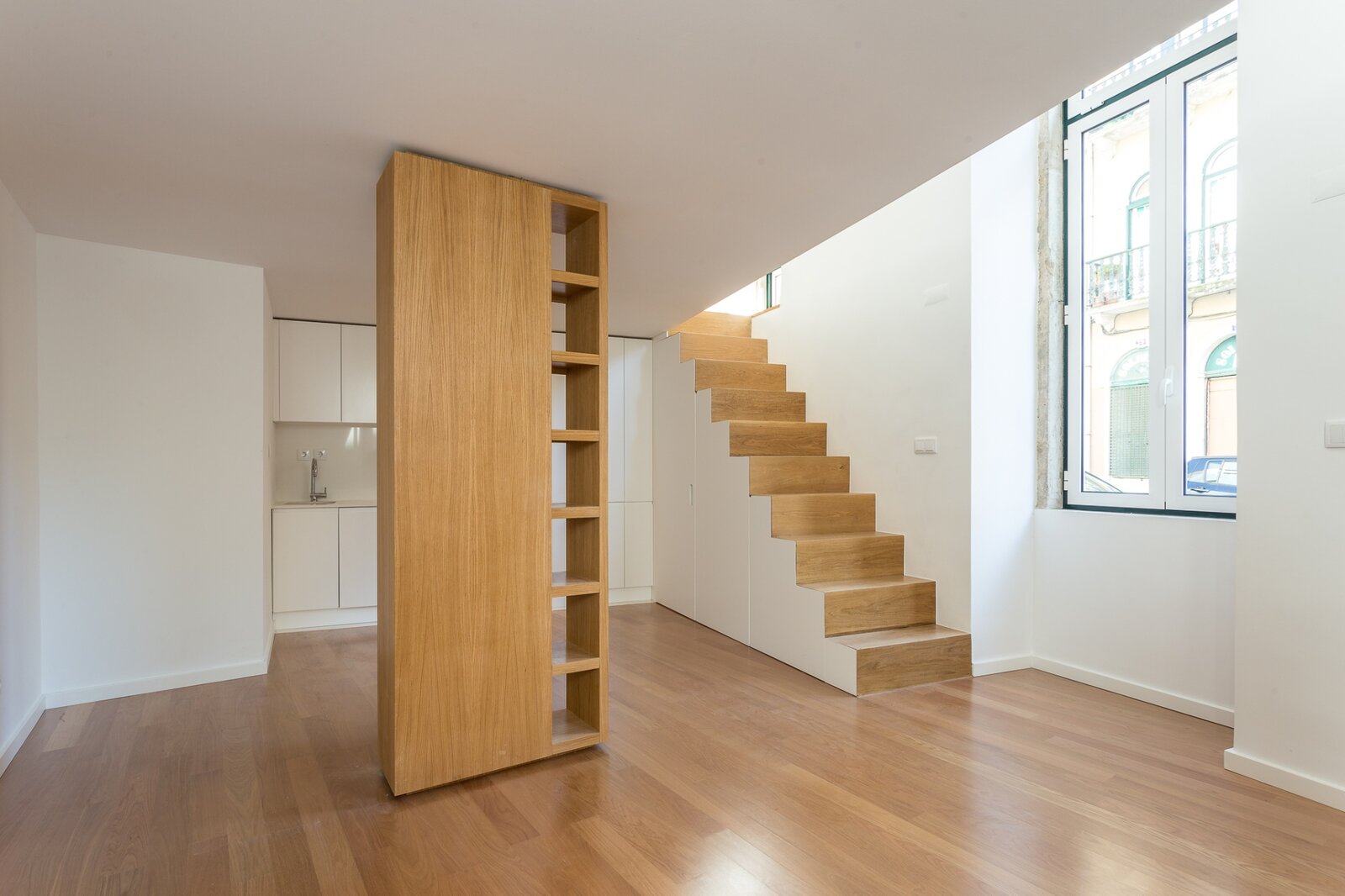 Loft urbano em duplex no Bairro das Colónias, Lisboa — antiga padaria de 26m² reabilitada por Palavra Decimal