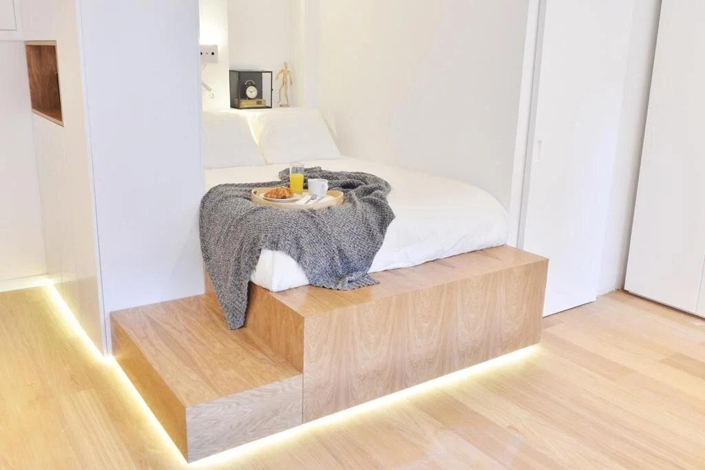 Apartamento antigo remodelado em Lisboa com mobiliário natural e cores suaves — design Palavra Decimal