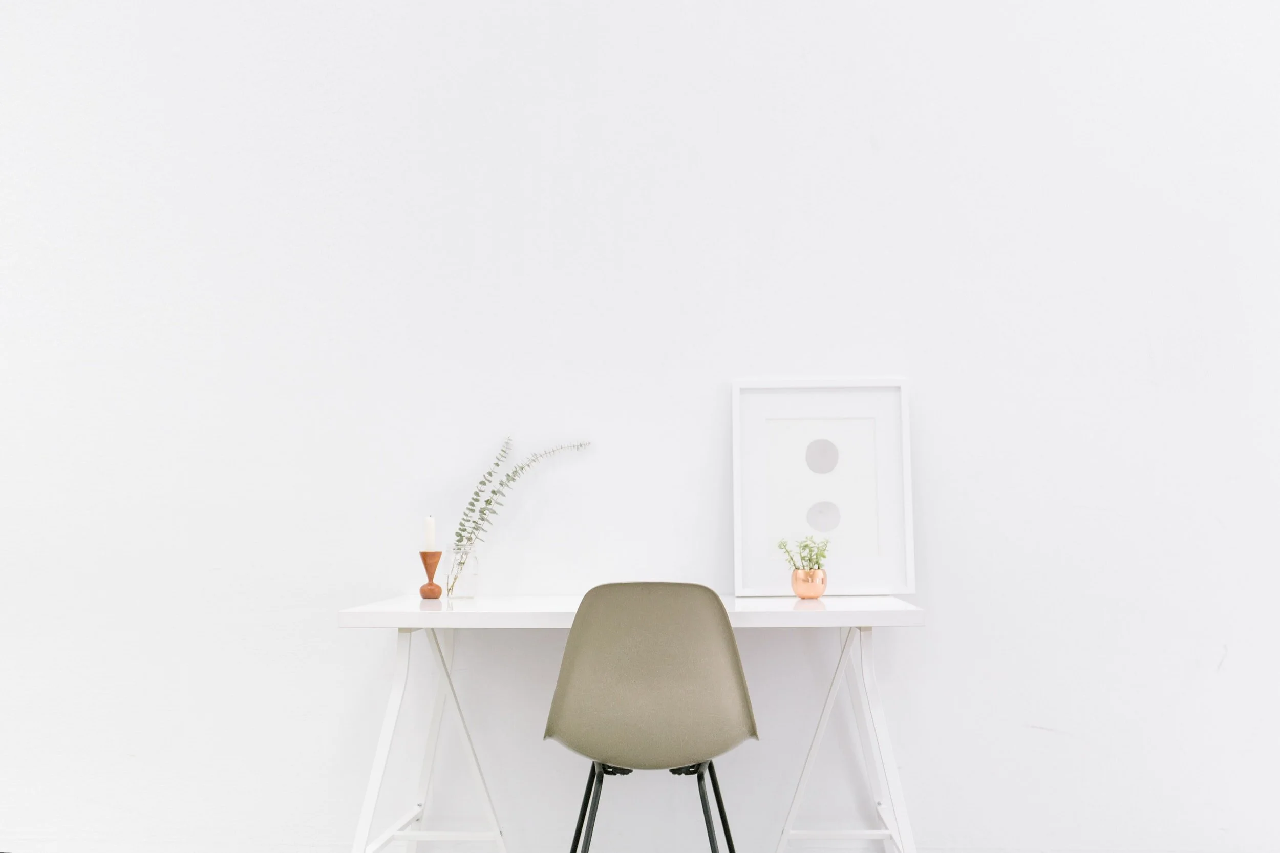 Sala de estar de apartamento slow living em Lisboa, com tons neutros, madeira clara e luz natural — projecto Palavra Decimal