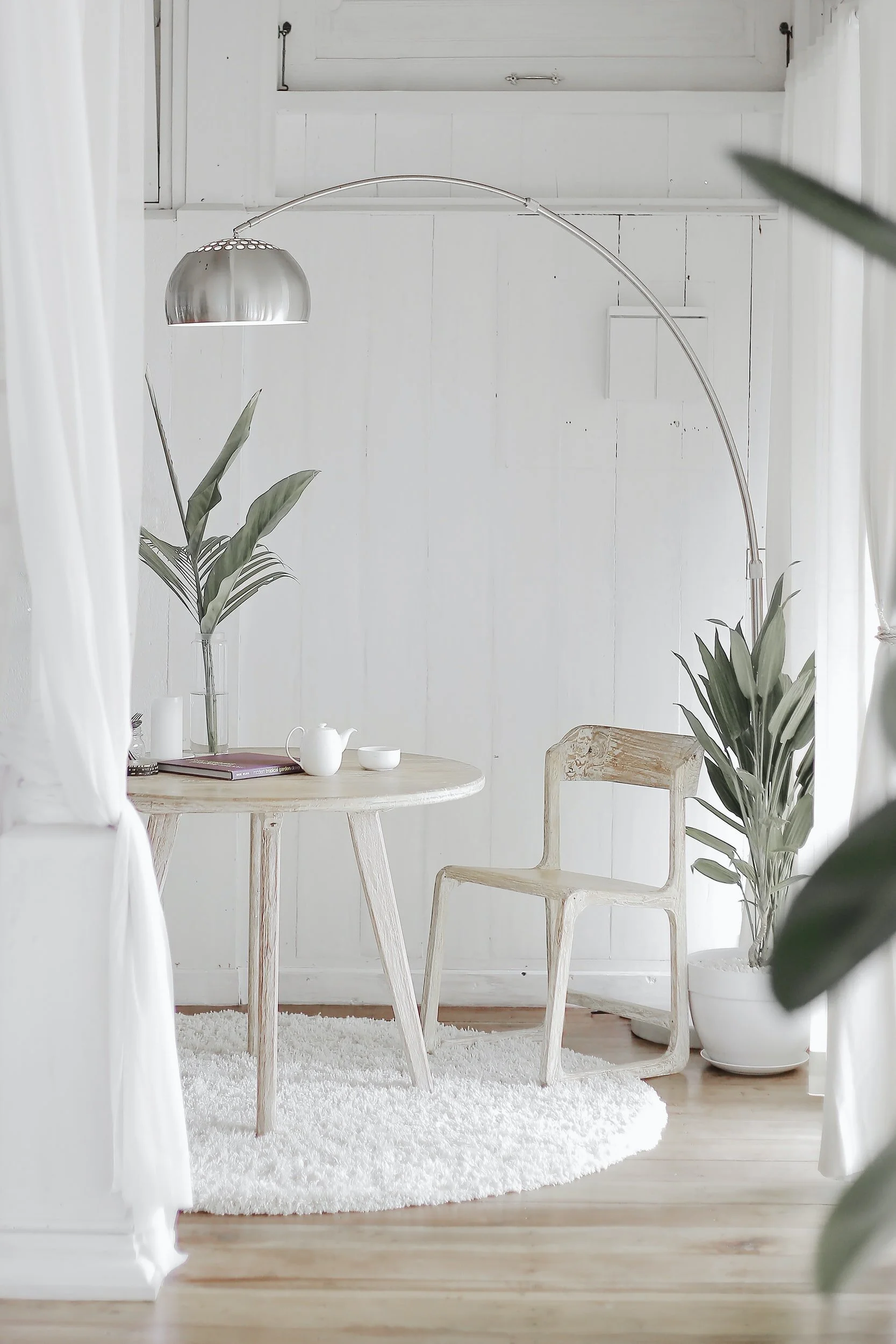 Sala de estar de apartamento slow living em Lisboa, com tons neutros, madeira clara e luz natural — projecto Palavra Decimal