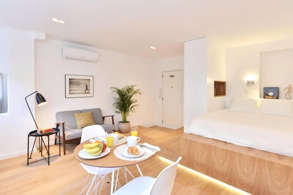 Apartamento antigo remodelado em Lisboa com mobiliário natural e cores suaves — design Palavra Decimal