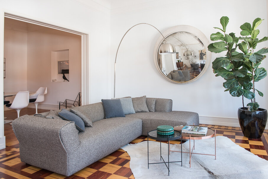 Apartamento contemporâneo em Lisboa com decoração serena e atemporal — remodelação por Palavra Decimal