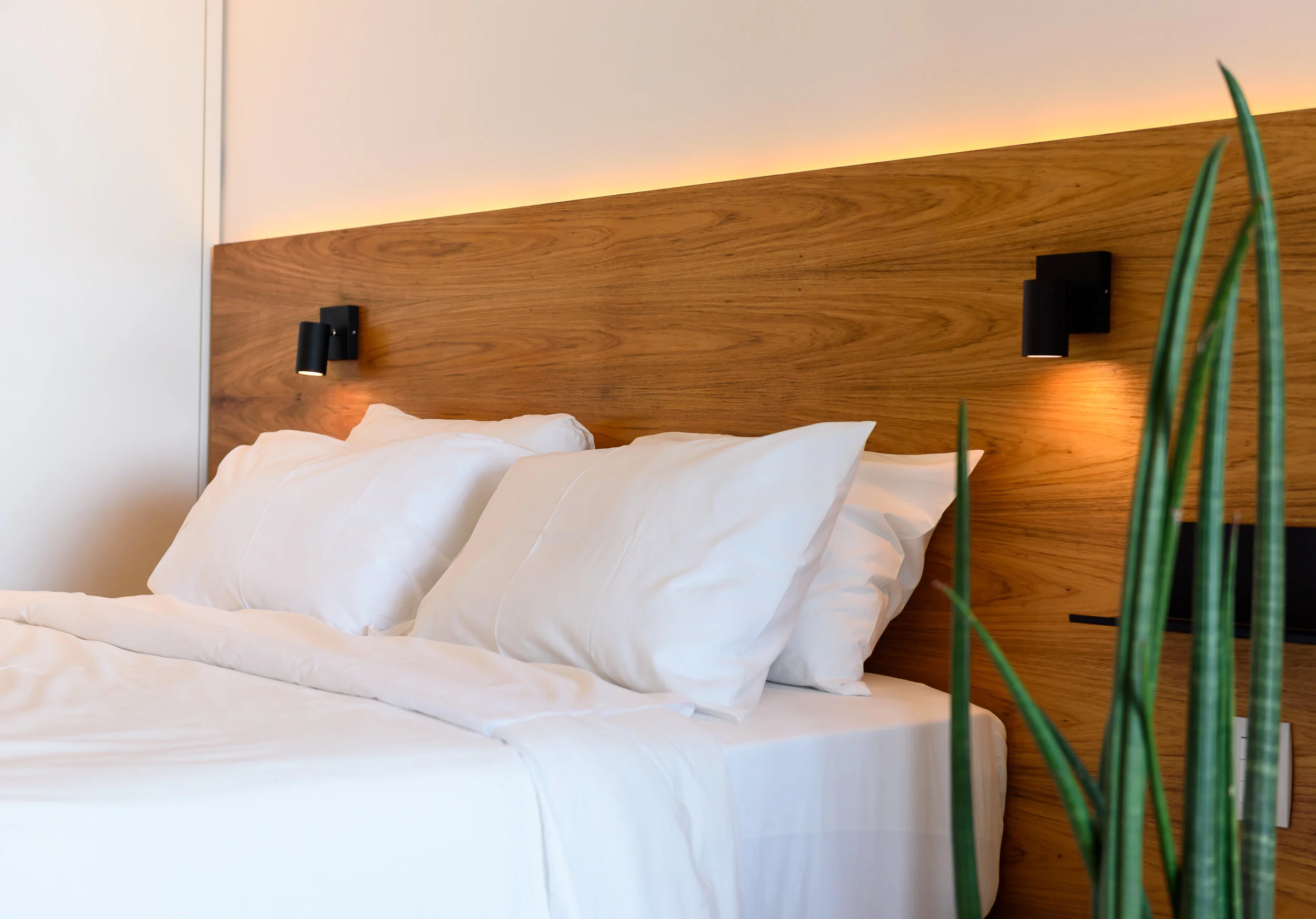 Interior luminoso de apartamento em Copacabana, Rio de Janeiro, com madeira clara e têxteis naturais — design de interiores Palavra Decimal
