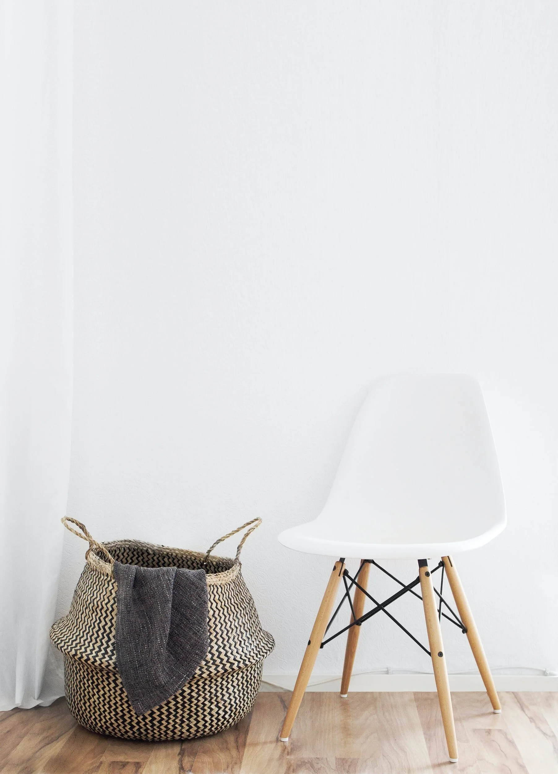 Sala de estar de apartamento slow living em Lisboa, com tons neutros, madeira clara e luz natural — projecto Palavra Decimal