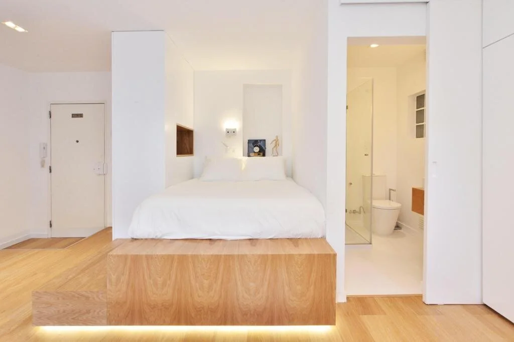 Apartamento antigo remodelado em Lisboa com mobiliário natural e cores suaves — design Palavra Decimal