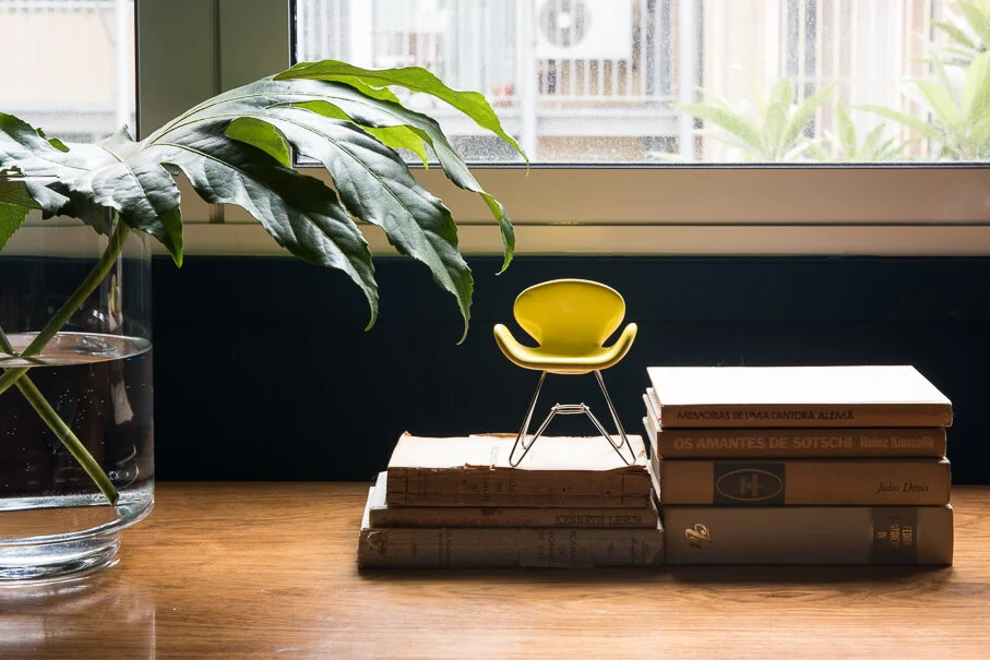 Apartamento contemporâneo em Lisboa com decoração serena e atemporal — remodelação por Palavra Decimal