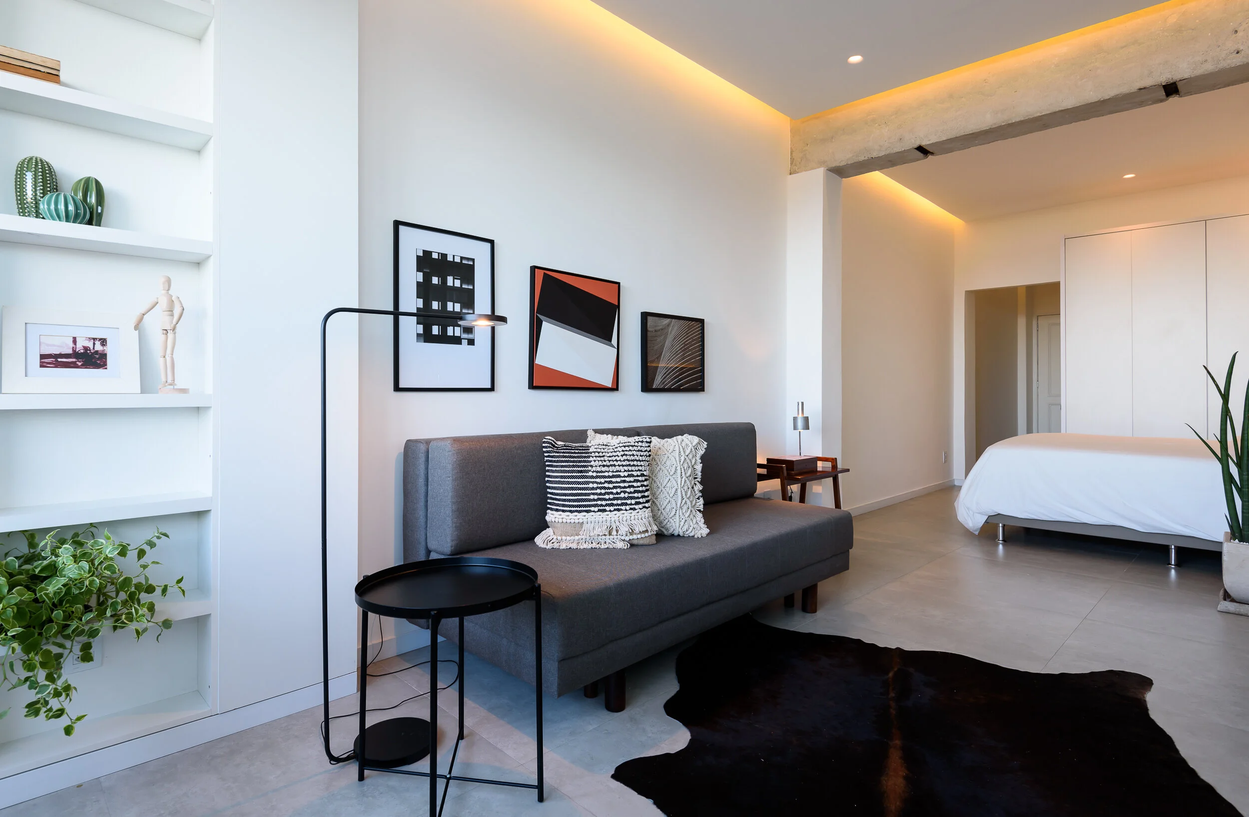 Quarto depois — pavimento em madeira clara, têxteis naturais e luz suave — Copacabana, Rio de Janeiro