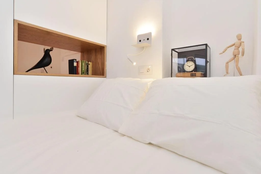 Apartamento antigo remodelado em Lisboa com mobiliário natural e cores suaves — design Palavra Decimal