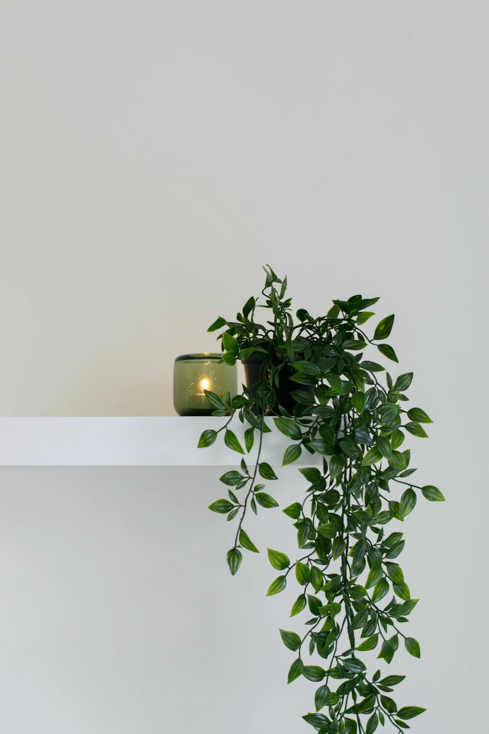 Sala de estar de apartamento slow living em Lisboa, com tons neutros, madeira clara e luz natural — projecto Palavra Decimal