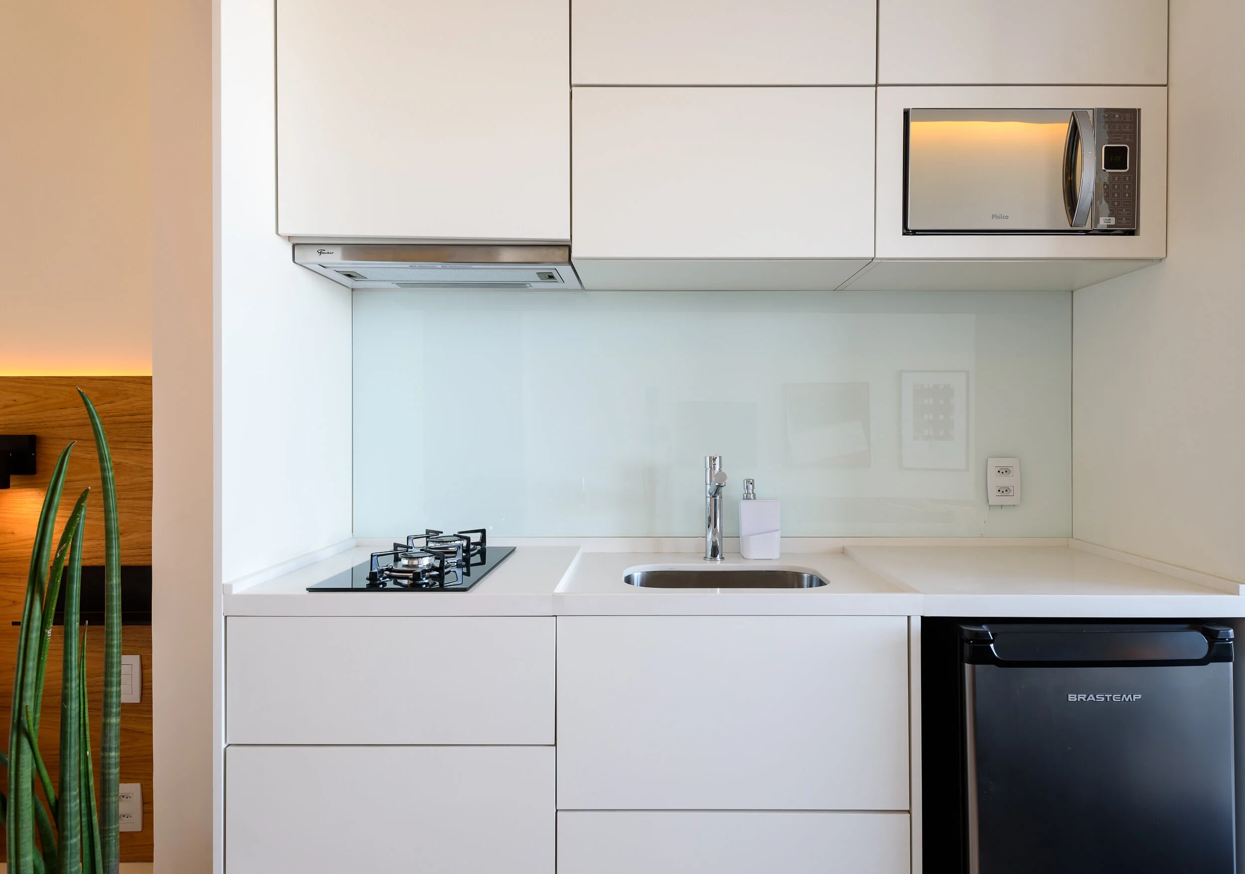 Interior luminoso de apartamento em Copacabana, Rio de Janeiro, com madeira clara e têxteis naturais — design de interiores Palavra Decimal