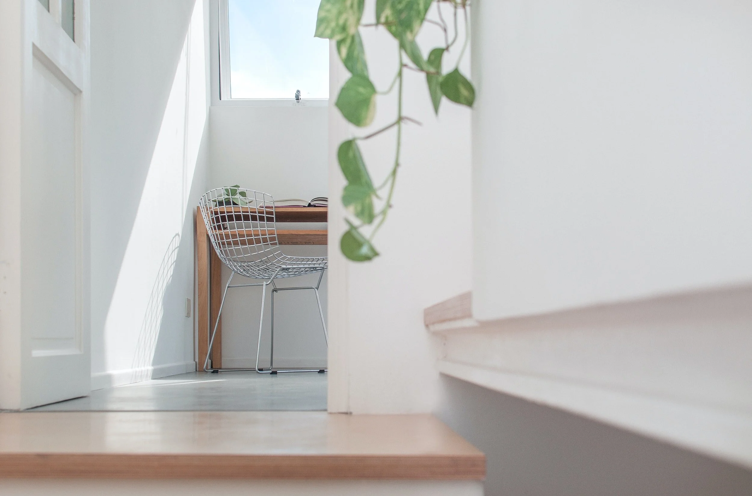 Sala de estar de apartamento slow living em Lisboa, com tons neutros, madeira clara e luz natural — projecto Palavra Decimal