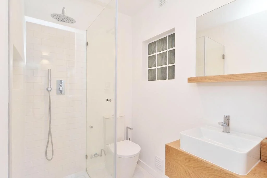 Apartamento antigo remodelado em Lisboa com mobiliário natural e cores suaves — design Palavra Decimal