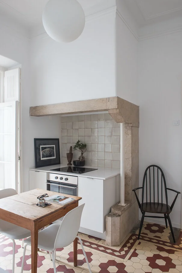 Apartamento contemporâneo em Lisboa com decoração serena e atemporal — remodelação por Palavra Decimal