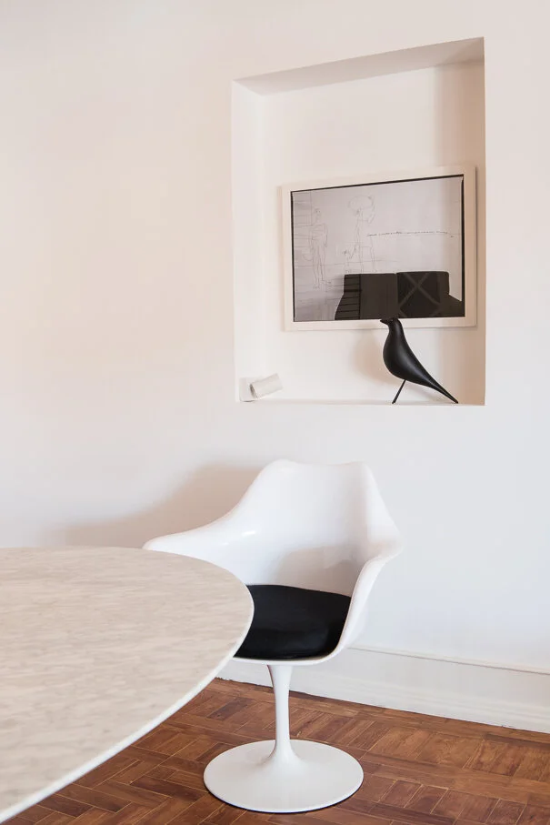 Sala de estar de apartamento slow living em Lisboa, com tons neutros, madeira clara e luz natural — projecto Palavra Decimal