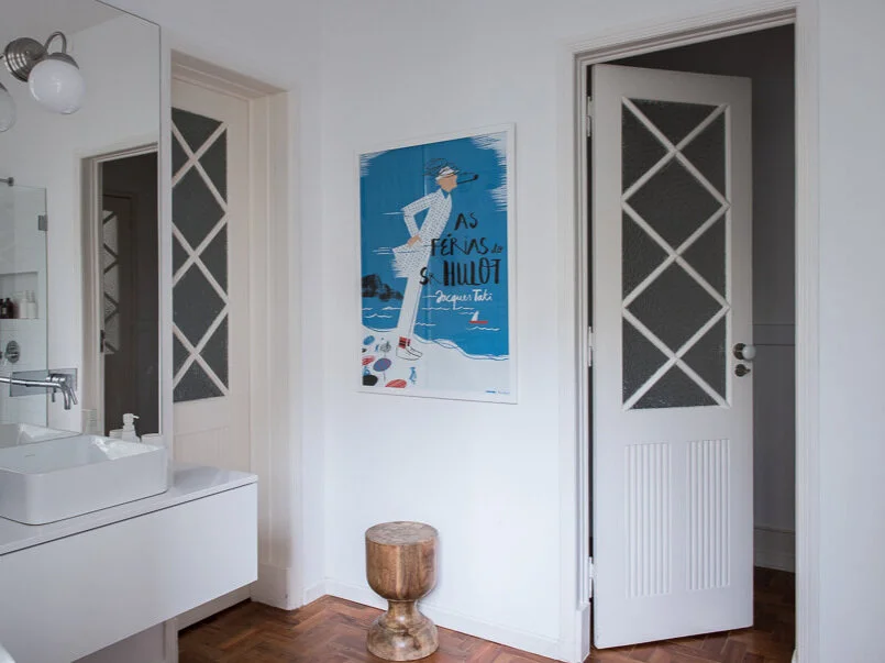 Apartamento contemporâneo em Lisboa com decoração serena e atemporal — remodelação por Palavra Decimal