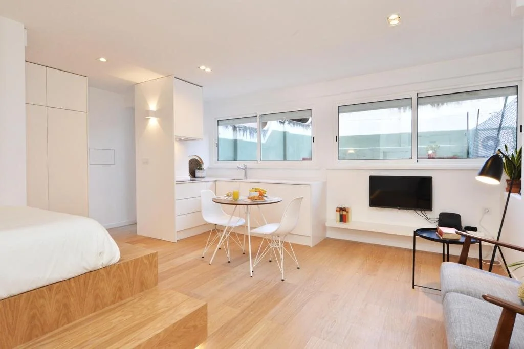 Apartamento antigo remodelado em Lisboa com mobiliário natural e cores suaves — design Palavra Decimal