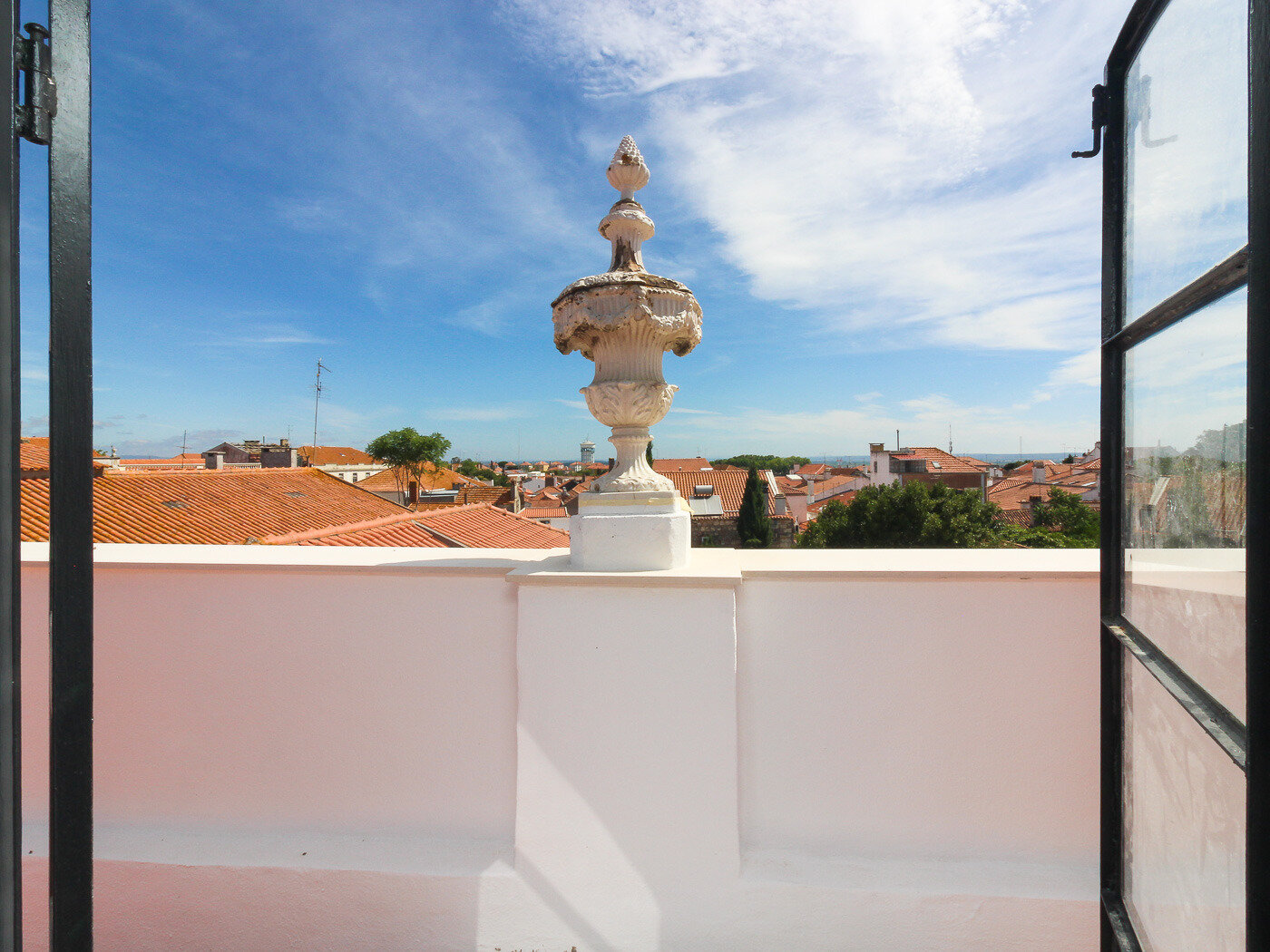 Casa de banho com tabique de madeira como divisória decorativa — prédio reabilitado em Santarém
