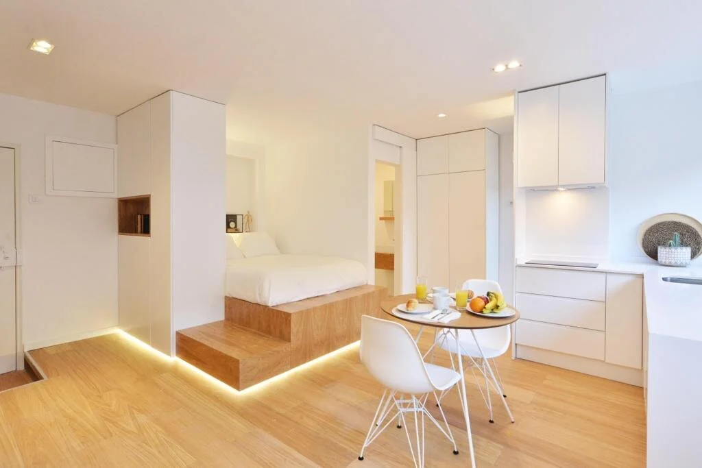 Apartamento antigo remodelado em Lisboa com mobiliário natural e cores suaves — design Palavra Decimal