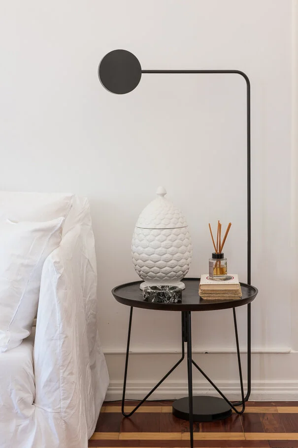 Sala de estar de apartamento slow living em Lisboa, com tons neutros, madeira clara e luz natural — projecto Palavra Decimal