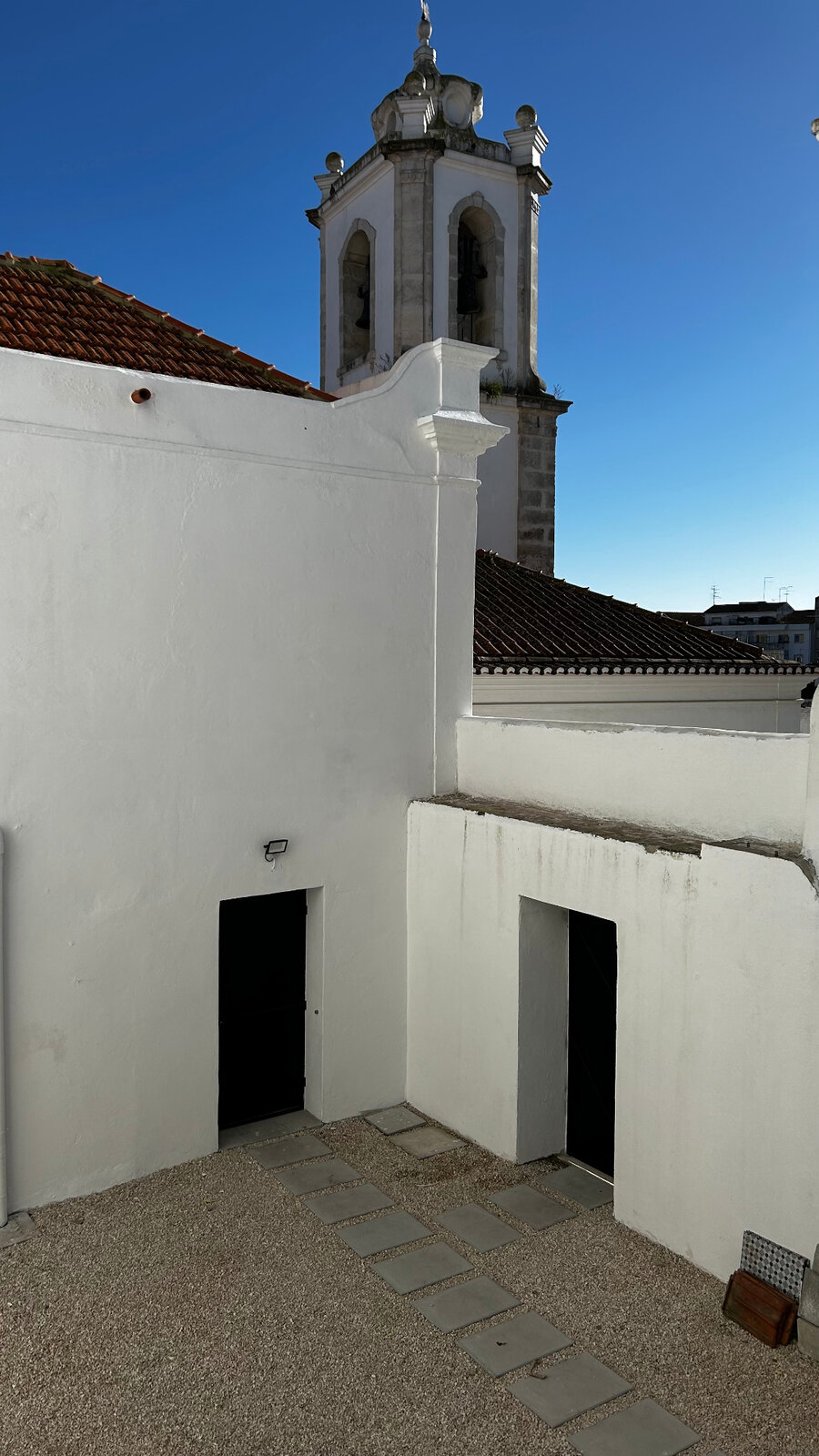 Vista do terraço para a torre da igreja e telhados de Santarém