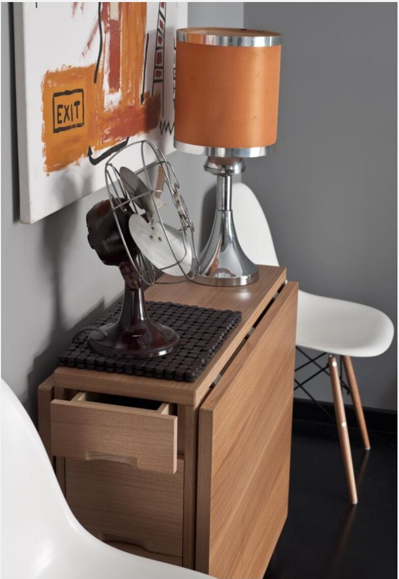 Aparador com candeeiro cor-de-laranja e quadro com placa Exit, Marquês de Pombal
