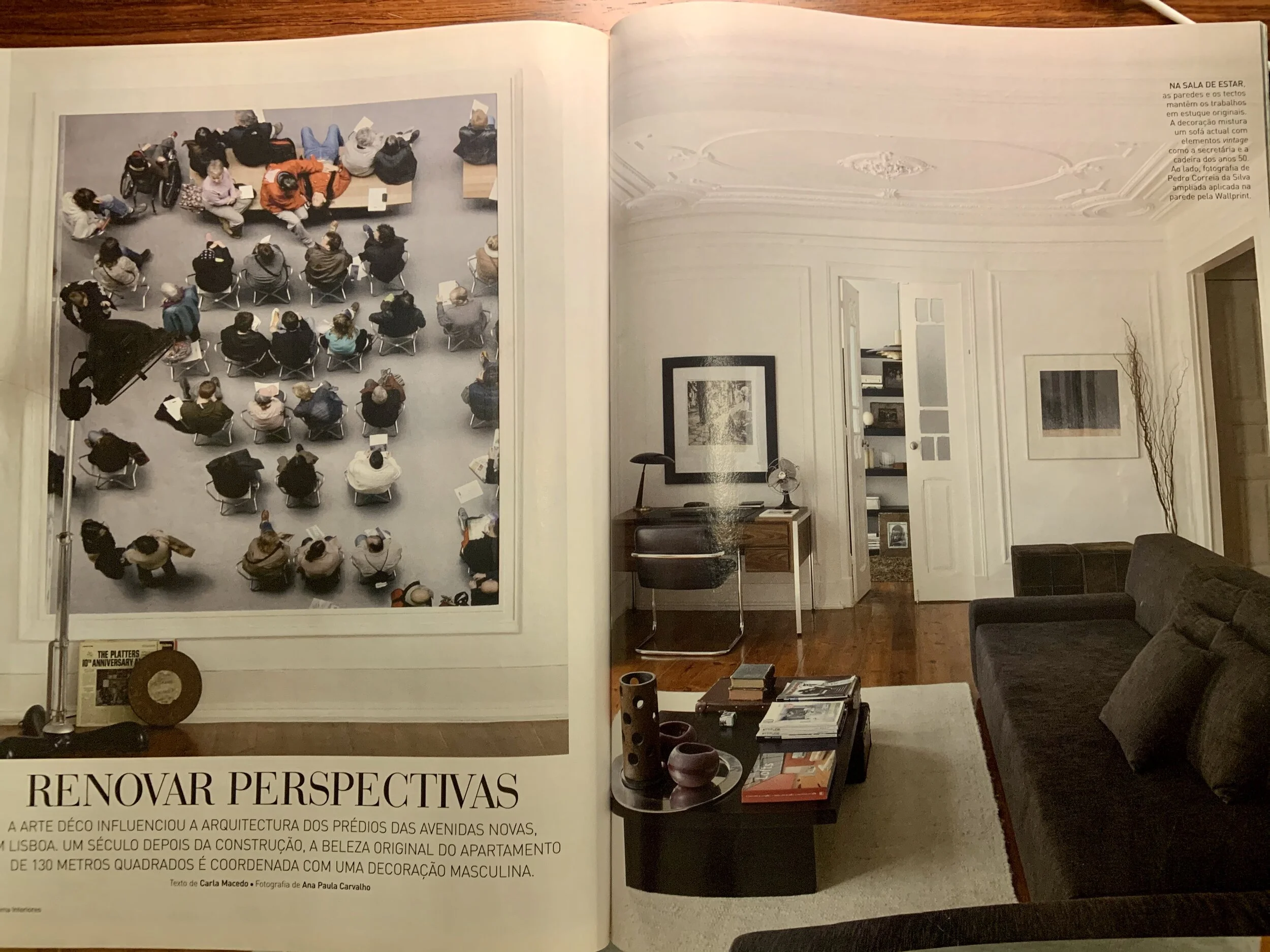 Art Déco contemporâneo — Revista de Decoração Página de revista com sala de estar moderna e matéria sobre influências Art Déco