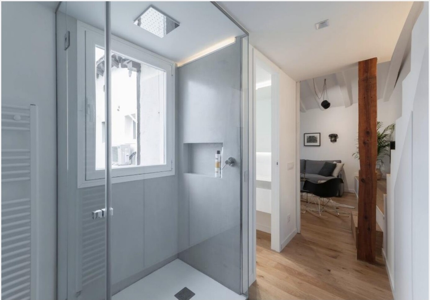 Casa-de-banho com base de chuveiro em vidro e vista para a sala, Madrid