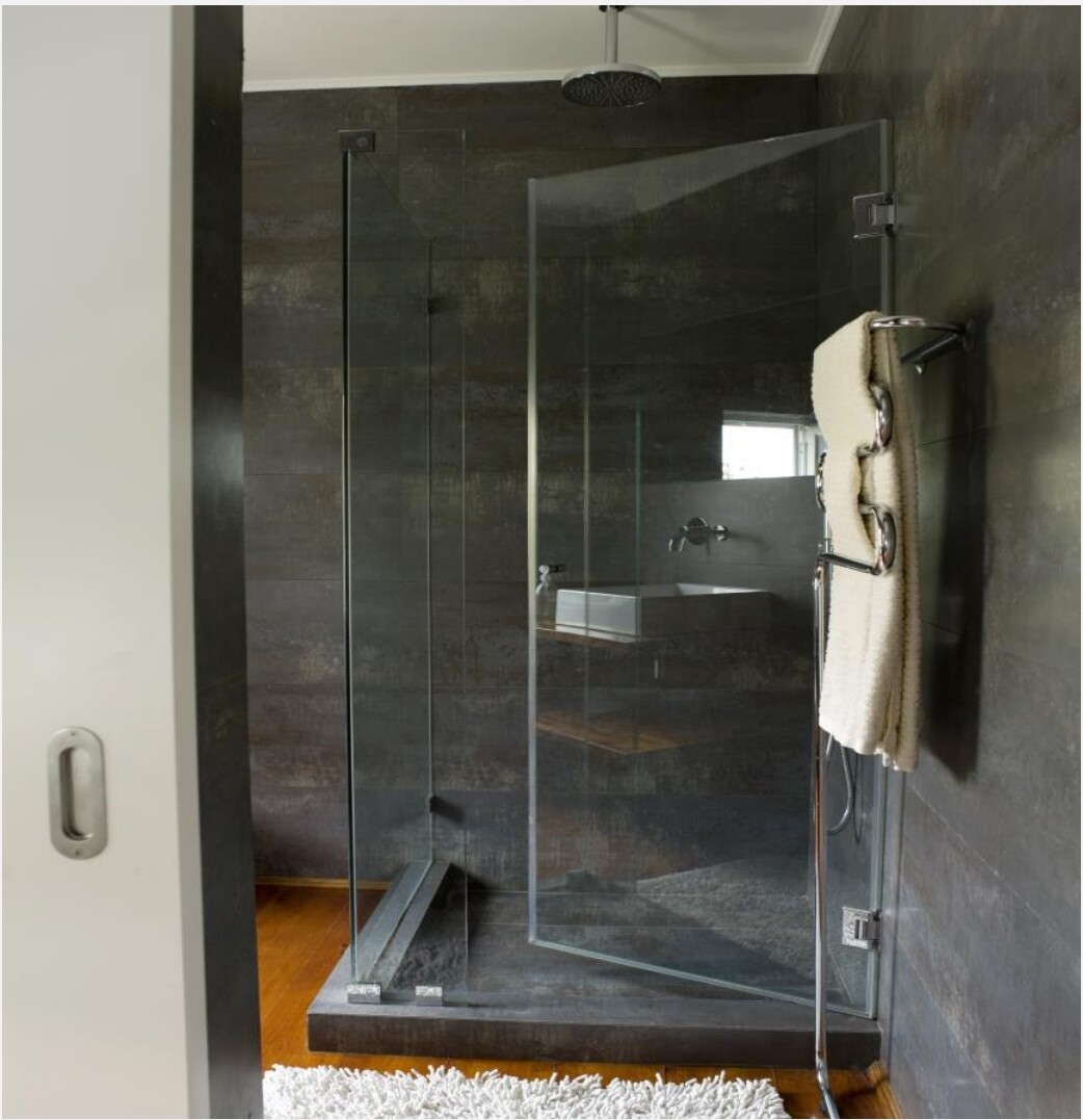 Casa-de-banho com base de chuveiro em vidro e azulejos escuros, Saldanha