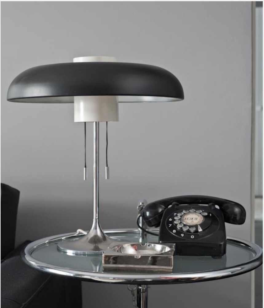 Detalhe de candeeiro de mesa e telefone vintage sobre mesa de apoio, Marquês de Pombal