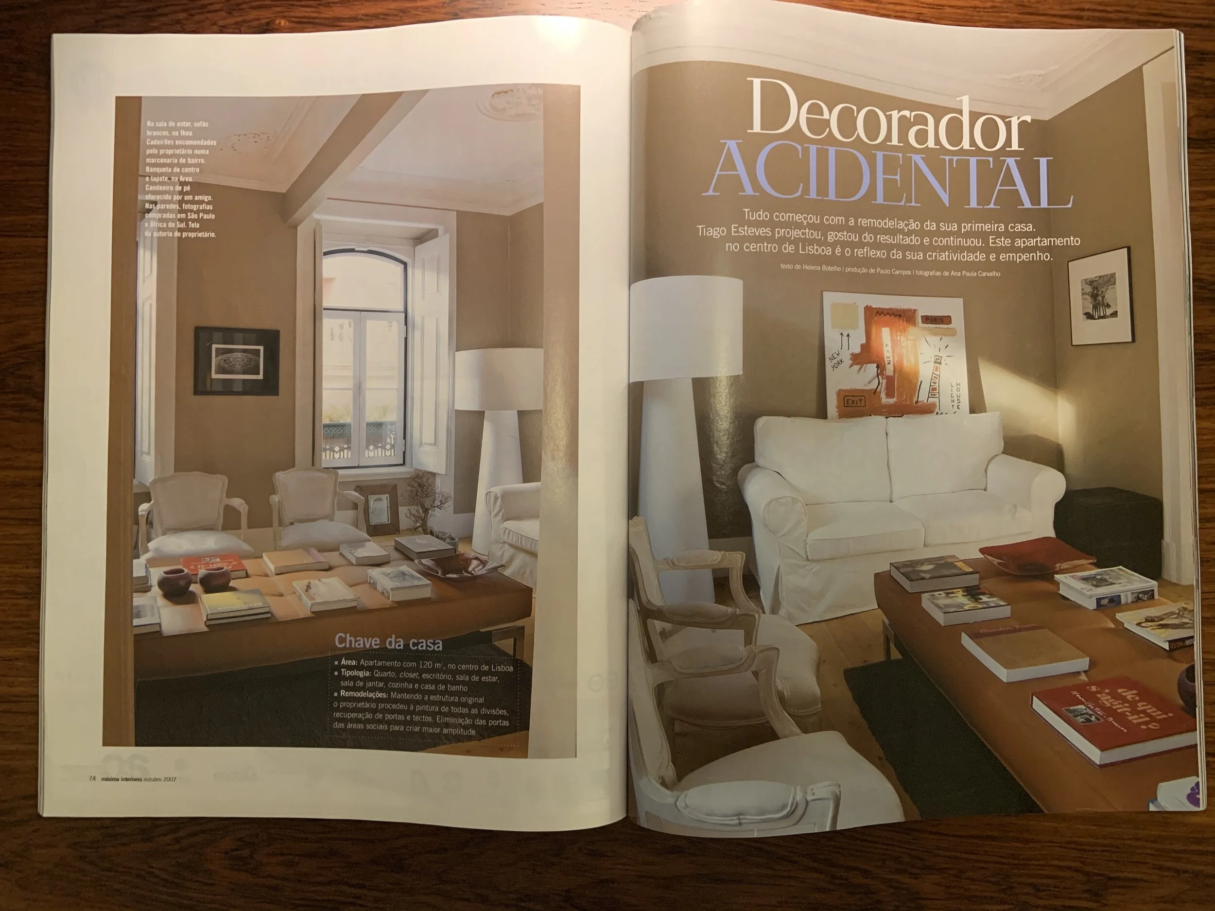 Decorador Acidental — Máxima Interiores Revista aberta com sala de estar decorada — matéria "Decorador Acidental"