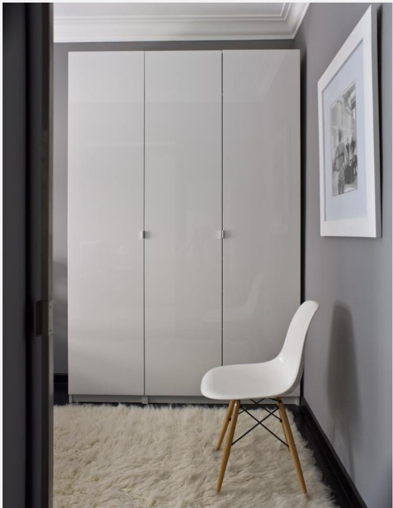 Quarto com roupeiro branco e cadeira de design, Marquês de Pombal
