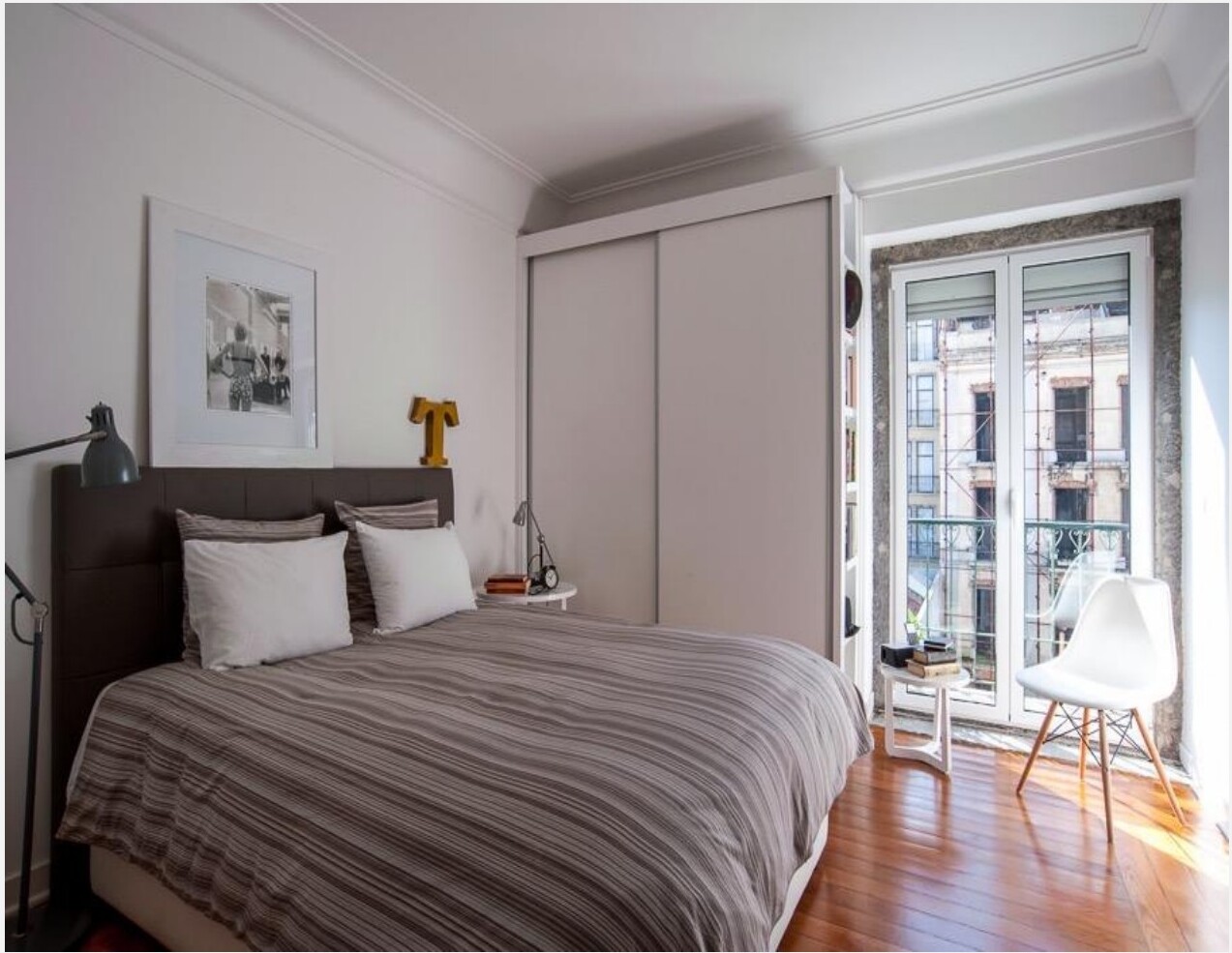 Quarto com cama, roupeiro e porta para a varanda, Avenida da Liberdade