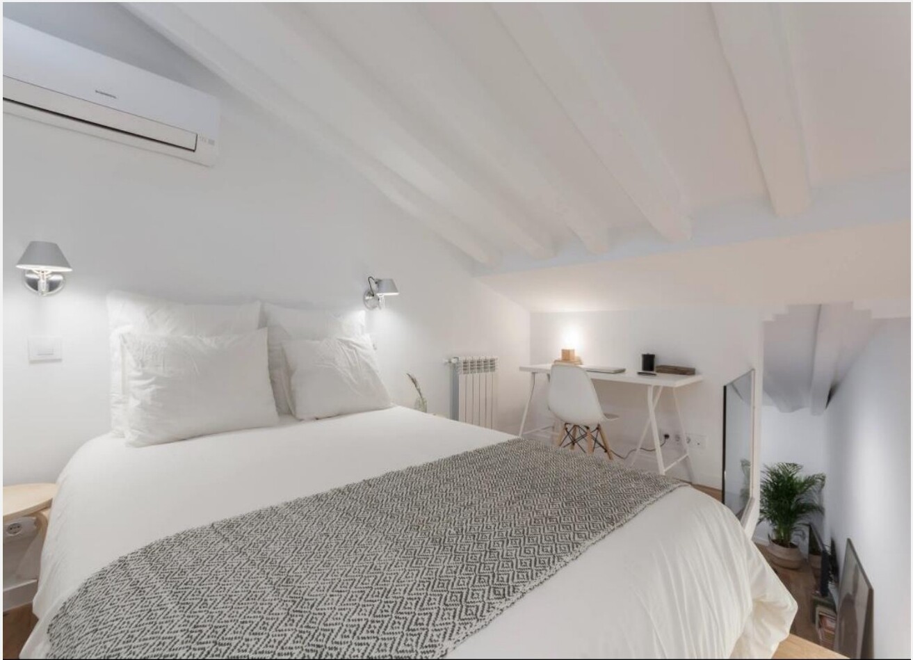 Quarto com cama de casal e zona de trabalho ao fundo, Madrid