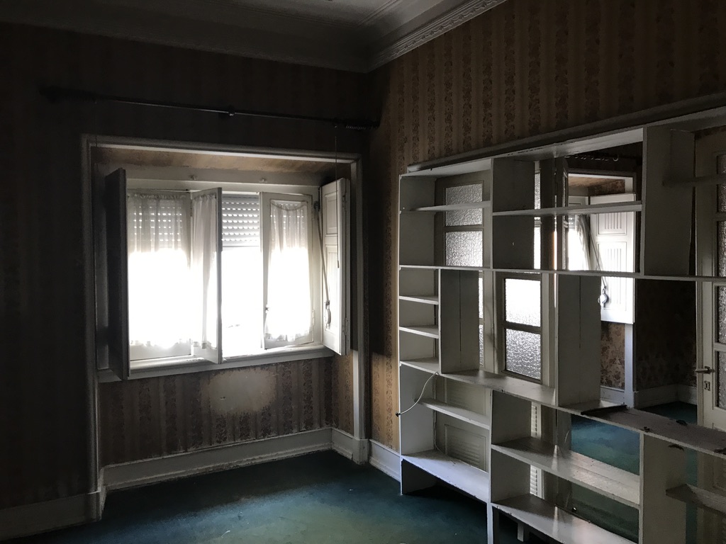 Quarto I antes — papel de parede antigo, alcatifa verde e estantes brancas embutidas com vidros, Cabo Verde