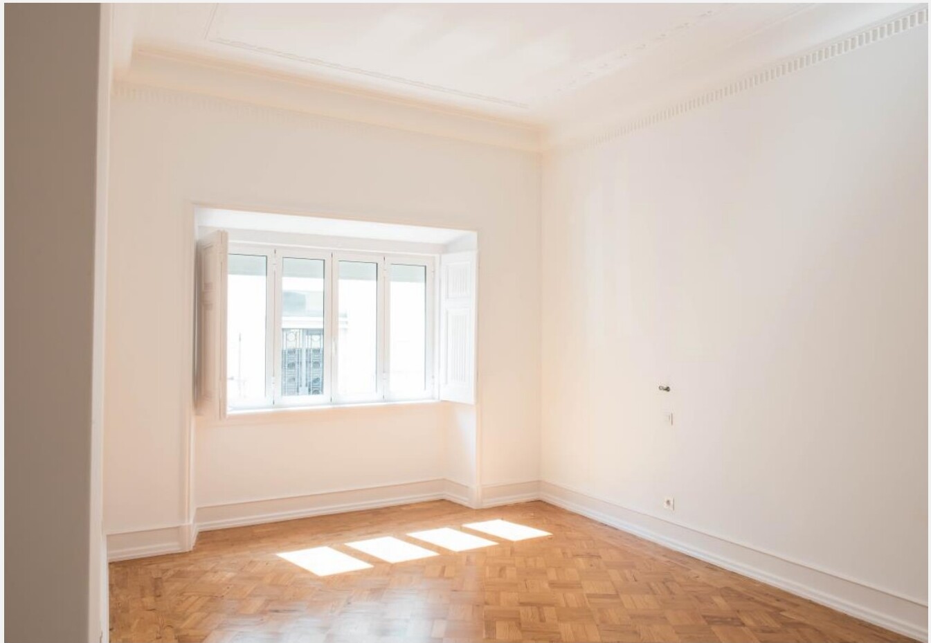 Quarto II depois — paredes brancas e parquet, Cabo Verde
