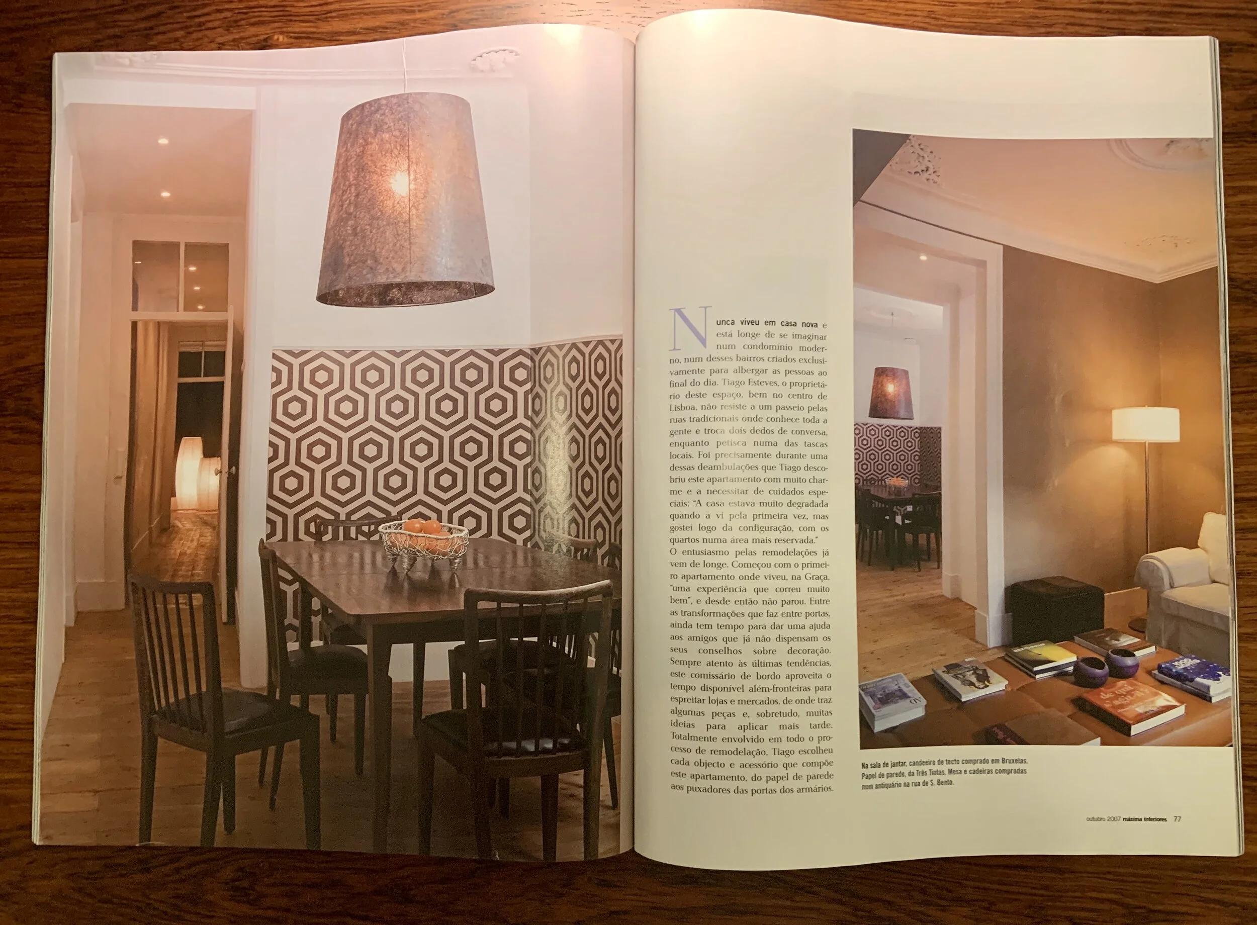 Sala de jantar com papel de parede geométrico — Máxima Interiores Revista aberta com sala de jantar e sala de estar com papel de parede geométrico