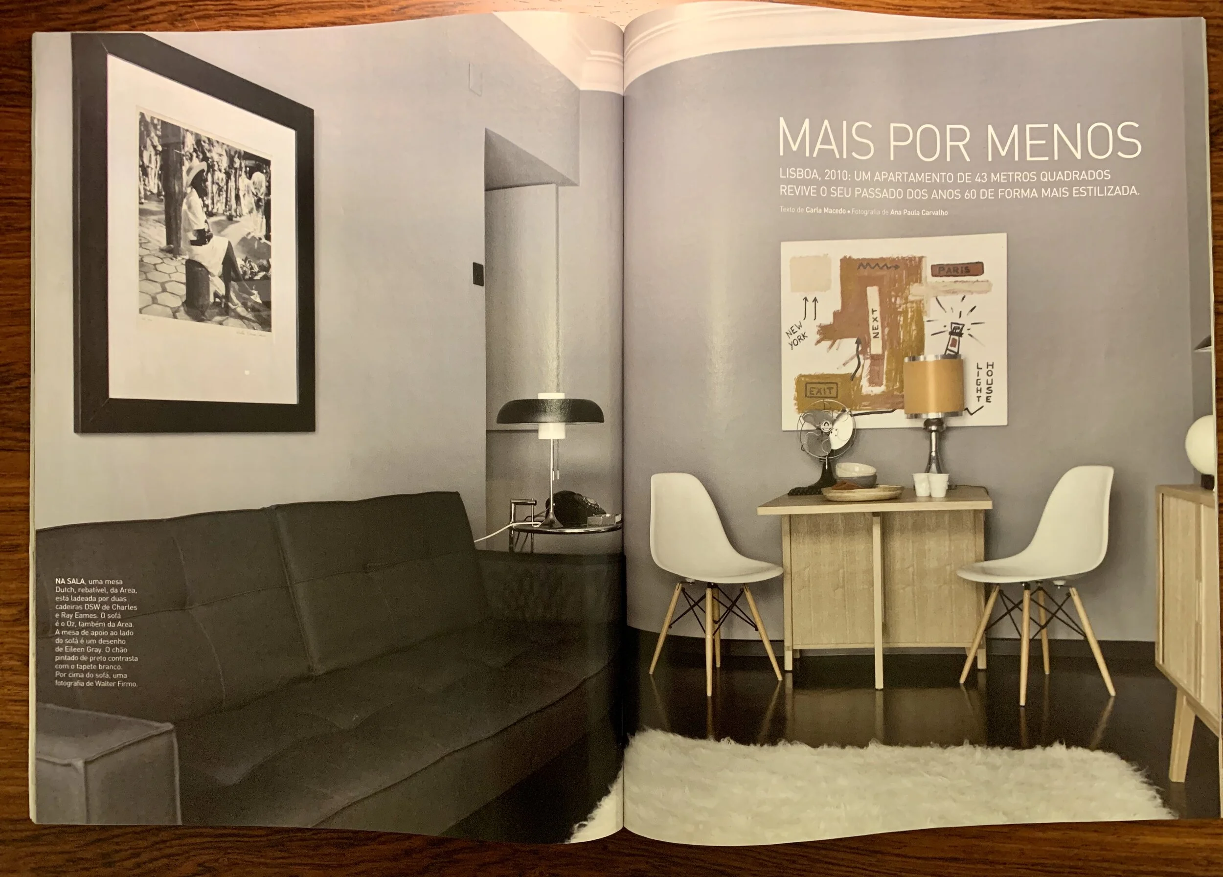 Sala minimalista contemporânea — Máxima Interiores Sala moderna com sofá preto, decoração minimalista e foto a preto e branco