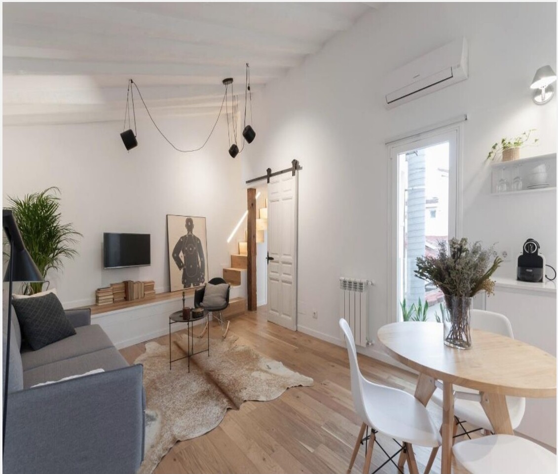 Sala com sofá, candeeiros e zona de jantar — Madrid decorado