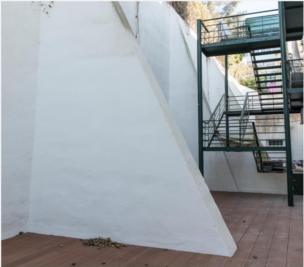 Terraço depois — deck em madeira e escada metálica, Cabo Verde